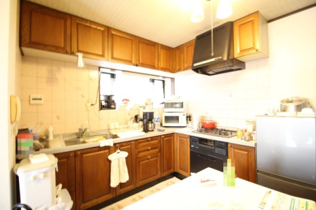 キッチン　調理スペースが広く料理しやすいL字型のキッチン！収納も豊富ですっきり片づけられます。
