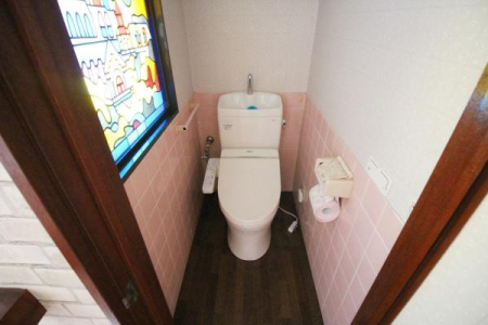 トイレ　2階　トイレ。お洒落なステンドグラスの窓。トイレは1階・2階にございます。