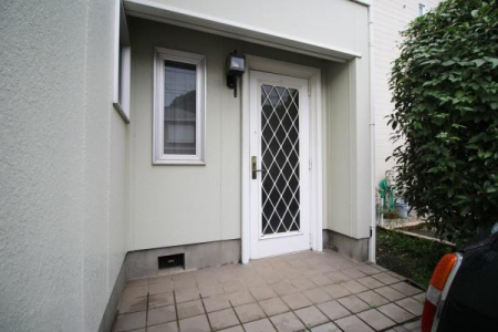 玄関　開放感のある玄関♪緑の植栽が映える玄関です。